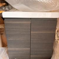 Mobile bagno completo di lavandino e rubinetto