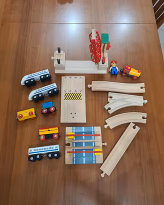 pista e trenino elettrico di legno