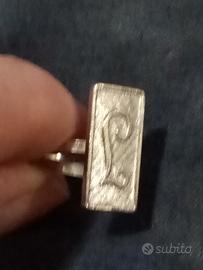Anello con iniziale L in argento 800. 