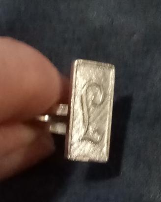 Anello con iniziale L in argento 800. 