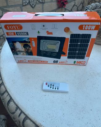 Faro a led da 100w smd con pannello solare