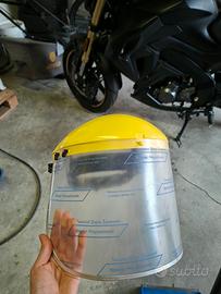 Caschetto con visiera 