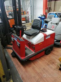 Spazzatrice uomo a bordo