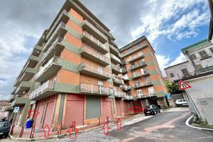 Locale commerciale fronte strada con 7 vetrine