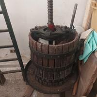 damigiane , torchio, botte di plastica x il vino