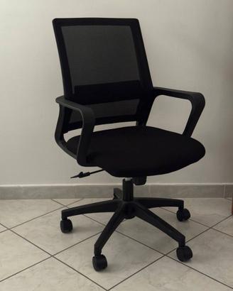 Sedia ufficio nera con braccioli