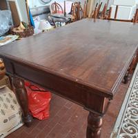 tavolo in legno in buone condizioni