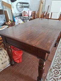 tavolo in legno in buone condizioni