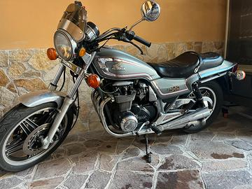 moto Honda 650 custom 4 cilindri del 1982