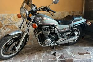moto Honda 650 custom 4 cilindri del 1982