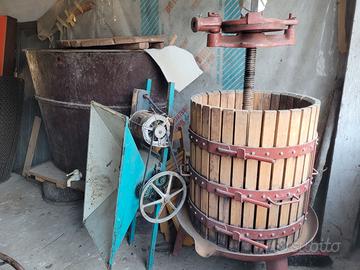 Attrezzatura per fare il vino(tina,torchio,deraspa
