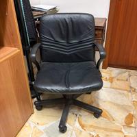 comoda sedia da ufficio in pelle nera