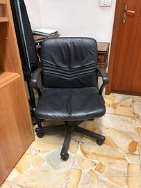 comoda sedia da ufficio in pelle nera