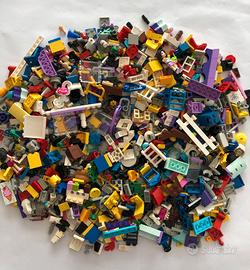 Lotto Lego 588g pezzi piccoli e 3 minidoll Friends