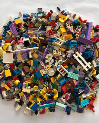 Lotto Lego 588g pezzi piccoli e 3 minidoll Friends