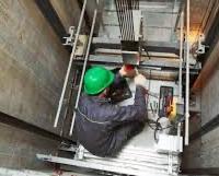Tecnico ascensorista con petentino