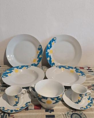 Servizio Piatti e tazze con fiori