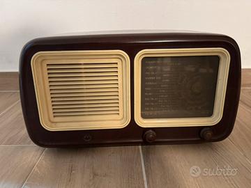 Radio d’epoca in legno