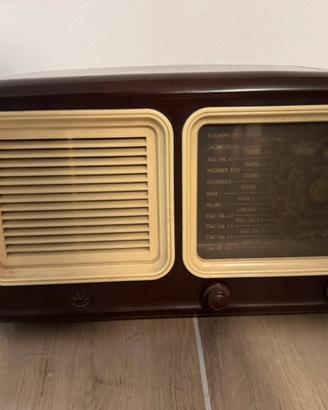 Radio d’epoca in legno