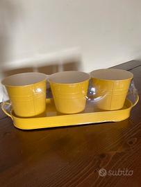 Set 3 vasi con sottovaso giallo in latta