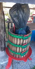 Torchio manuale funzionante per produzione vino