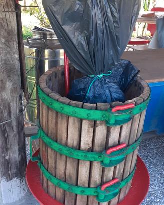 Torchio manuale funzionante per produzione vino