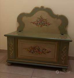 Cassapanca in legno dipinta a mano