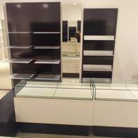 Arredo negozio completo – Scaffali, espositori, ba