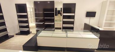 Arredo negozio completo – Scaffali, espositori, ba