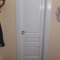 Coppia di porte bianche a tre bugne