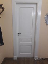 Coppia di porte bianche a tre bugne