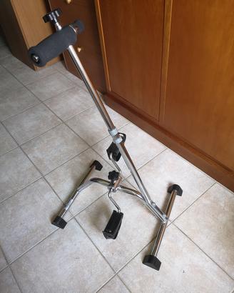 Pedaliera per esercizi braccia e gambe da seduto