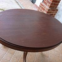 tavolo ovale in noce e torchio uve