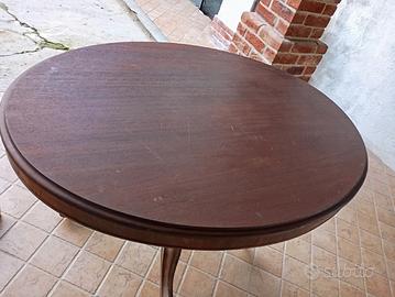 tavolo ovale in noce e torchio uve
