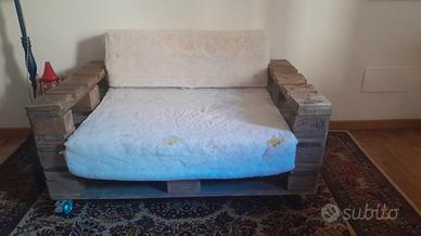 Divanetto 2 posti in pallet con ruote