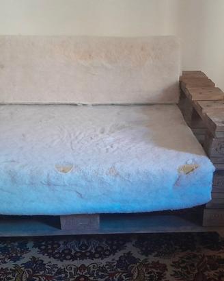 Divanetto 2 posti in pallet con ruote