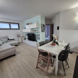 Poggiridenti trilocale perfetto con giardino e box