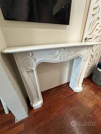 Caminetto in legno laccato bianco