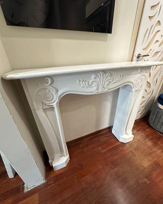 Caminetto in legno laccato bianco