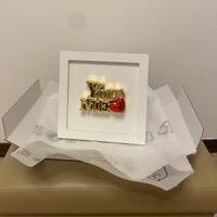 Elegante quadro con cornice bianca e scritta