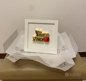 Elegante quadro con cornice bianca e scritta