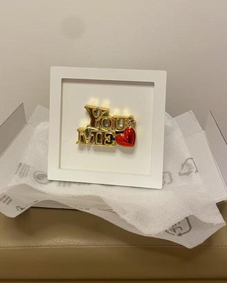 Elegante quadro con cornice bianca e scritta