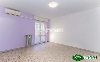 AMPIO 4 LOCALI CON BOX E CANTINA