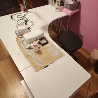 scrivania bianca con cassettiera 