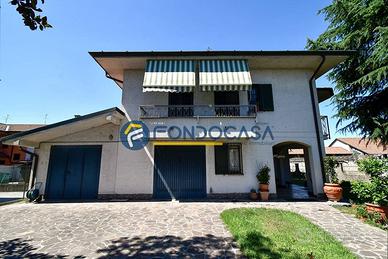Villa di 250 m² con più di 5 locali e box auto dop