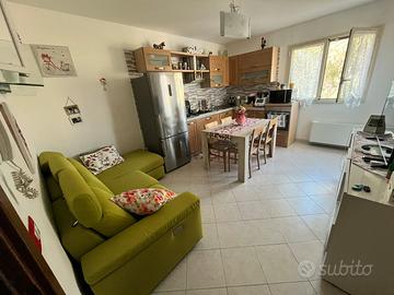 Cucina con elettrodomestici