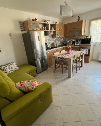 Cucina con elettrodomestici