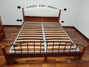 Letto in ciliegio con elementi in ferro battuto