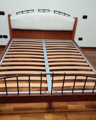 Letto in ciliegio con elementi in ferro battuto