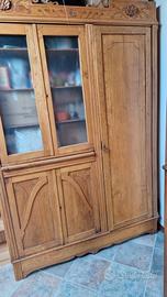  credenza in legno chiaro con decorazioni 